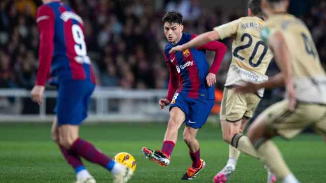 Pedri manda un pase filtrado a Lewandowski en el Barça-Granada