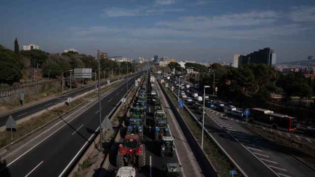 Varios tractores se dirigen a la avenida Diagonal durante una manifestación en la segunda jornada de protestas