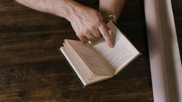 Una persona con un libro