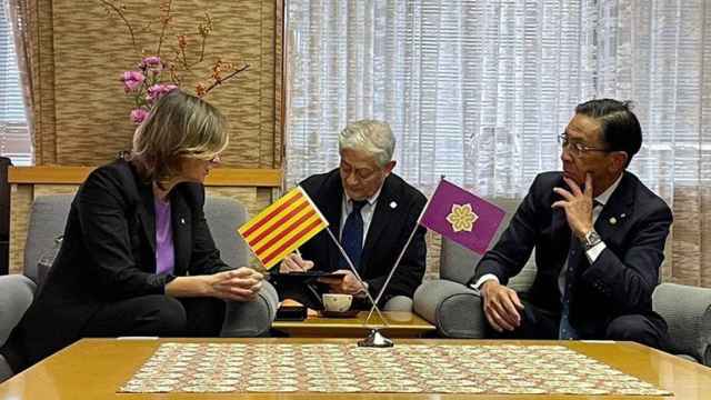 La 'consellera' de Acción Exterior y UE, Meritxell Serret, durante la visita a la Prefectura de Kyoto con el gobernador Nishiwaki y el vicegobernador Yamashita