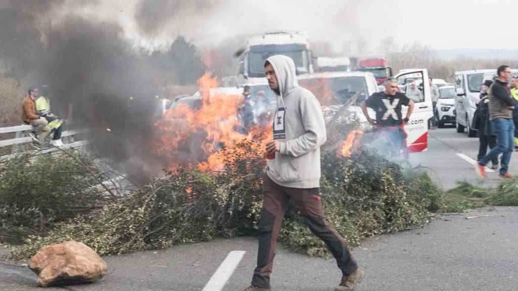 Agricultores queman vegetación para cortar la AP-7
