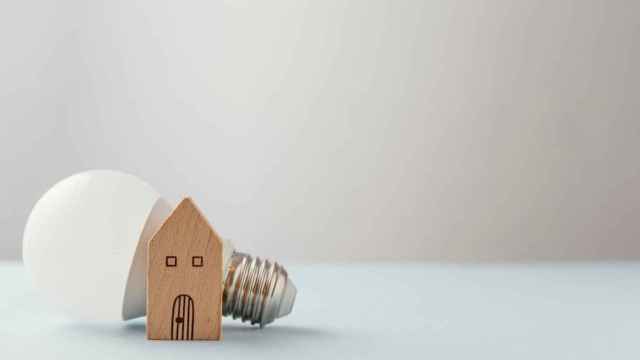 Bombilla y casita de madera