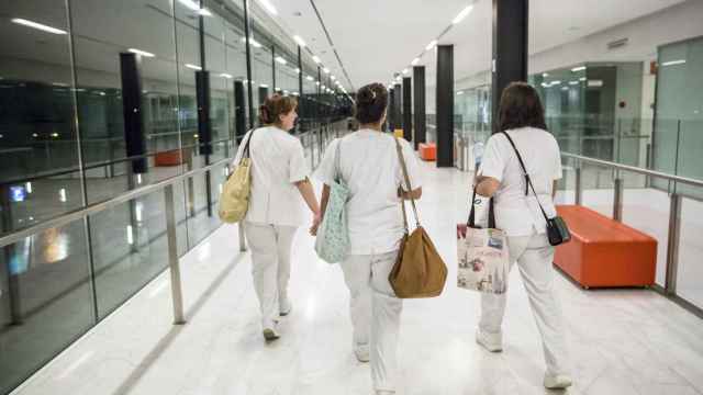 Tres enfermeras en su puesto de trabajo