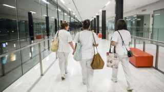 Tres enfermeras en su puesto de trabajo