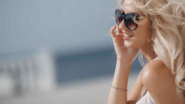 Mujer con gafas de sol polarizadas