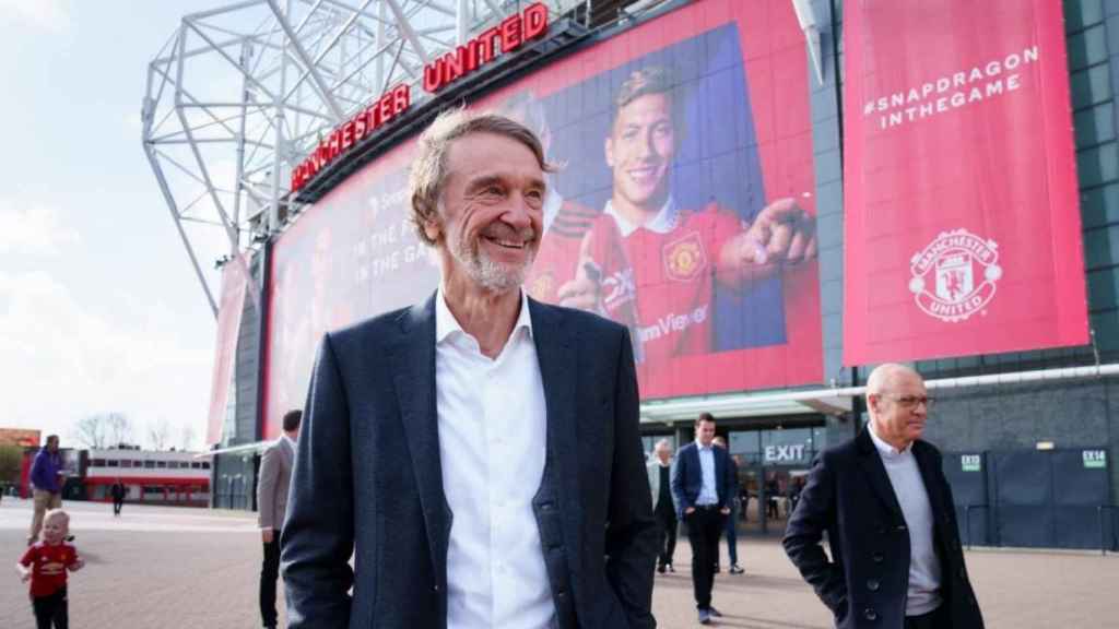 Jim Ratcliffe, davant d'Old Trafford, nou propietari del 25% del Manchester United