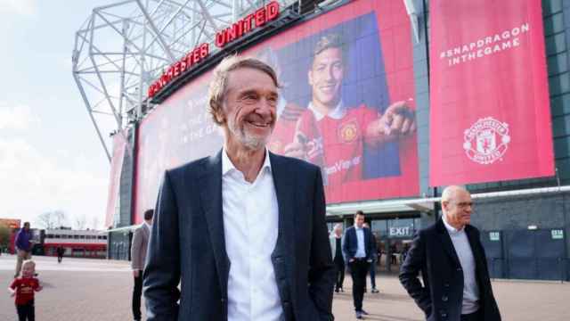 Jim Ratcliffe, delante de Old Trafford, nuevo dueño del 25% del Manchester United