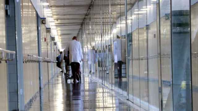 Imagen de un médico en un pasillo del Hospital del Mar