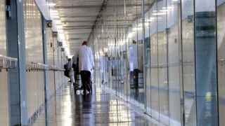 Imagen de un médico en un pasillo del Hospital del Mar