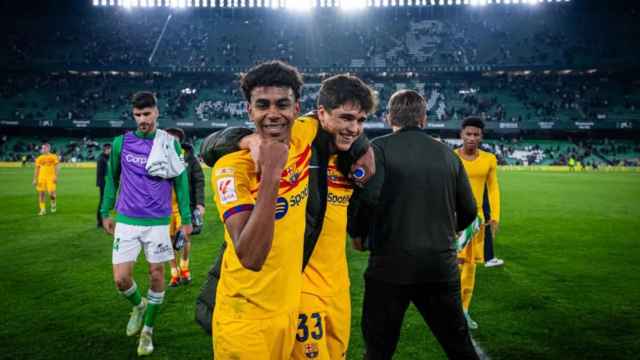 Lamine Yamal y Pau Cubarsí celebran el triunfo del Barça contra el Betis