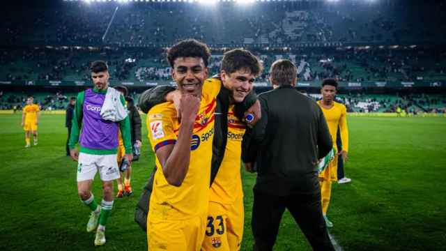 Lamine Yamal y Pau Cubarsí celebran el triunfo del Barça contra el Betis
