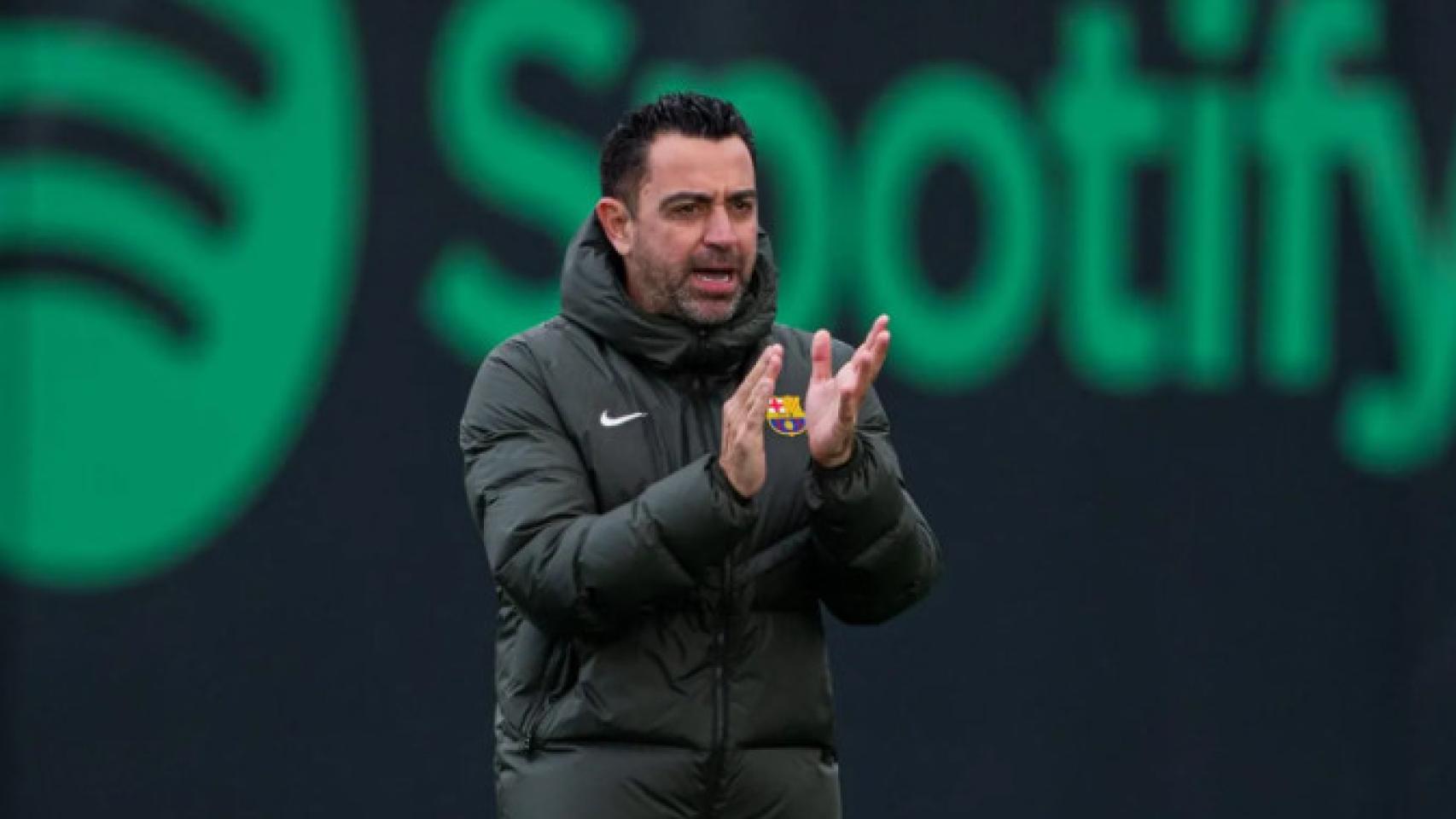 Xavi Hernández anima a los jugadores del Barça en un entrenamiento