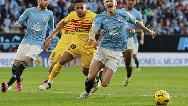 Vitor Roque lucha con los defensas del Celta por el control del balón