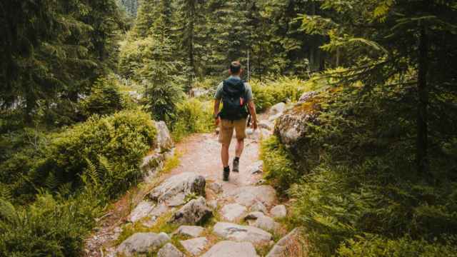 Imagen de archivo de un excursionista en la montaña