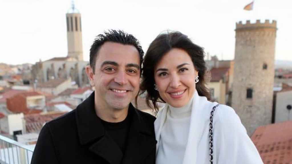 Xavi Hernández, de vacaciones junto a su esposa, Núria Cunillera