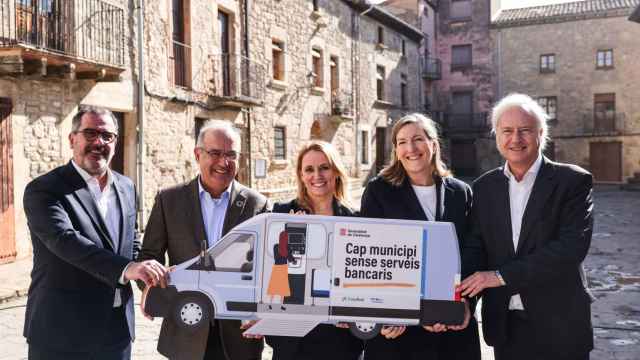 De izquierda a derecha: el subdirector general y director del Área de Negocios y Servicios al Socio de Caja de Ingenieros, Juanjo Llopis; el director de Caja de Ingenieros, Joan Cavallé; la consejera de Economía, Natàlia Mas; la directora del Centro de Instituciones DT Barcelona de Caixabank, Patrícia Trillo Fox; y el director Centro Instituciones DT Cataluña de Caixabank, Joaquim Macià Viladomat