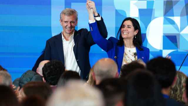 El candidato Popular a la Xunta, Alfonso Rueda, junto a la secretaria general del partido en Galicia, Paula Prado, celebra la victoria durante el seguimiento de la jornada electoral de los comicios autonómicos de Galicia