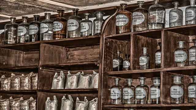 Estanterías de una farmacia antigua