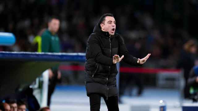 Xavi Hernández da indicaciones a sus jugadores en el Nápoles-Barça