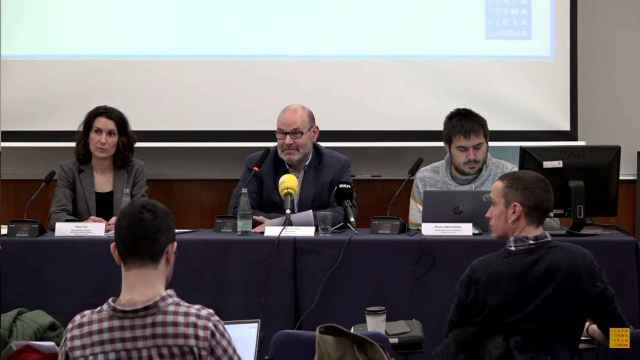 Rueda de prensa de Plataforma per la Llengua, con su presidente, Òscar Escuder, en el centro