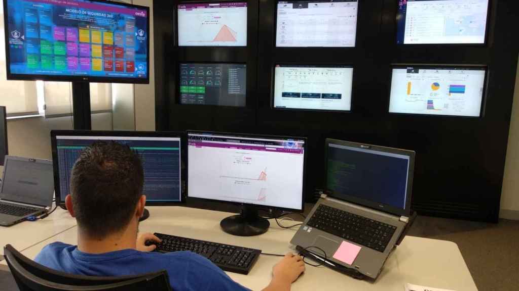 Imagen de archivo de un trabajador especializado en ciberseguridad