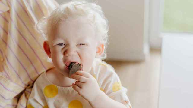 Un bebé comiendo