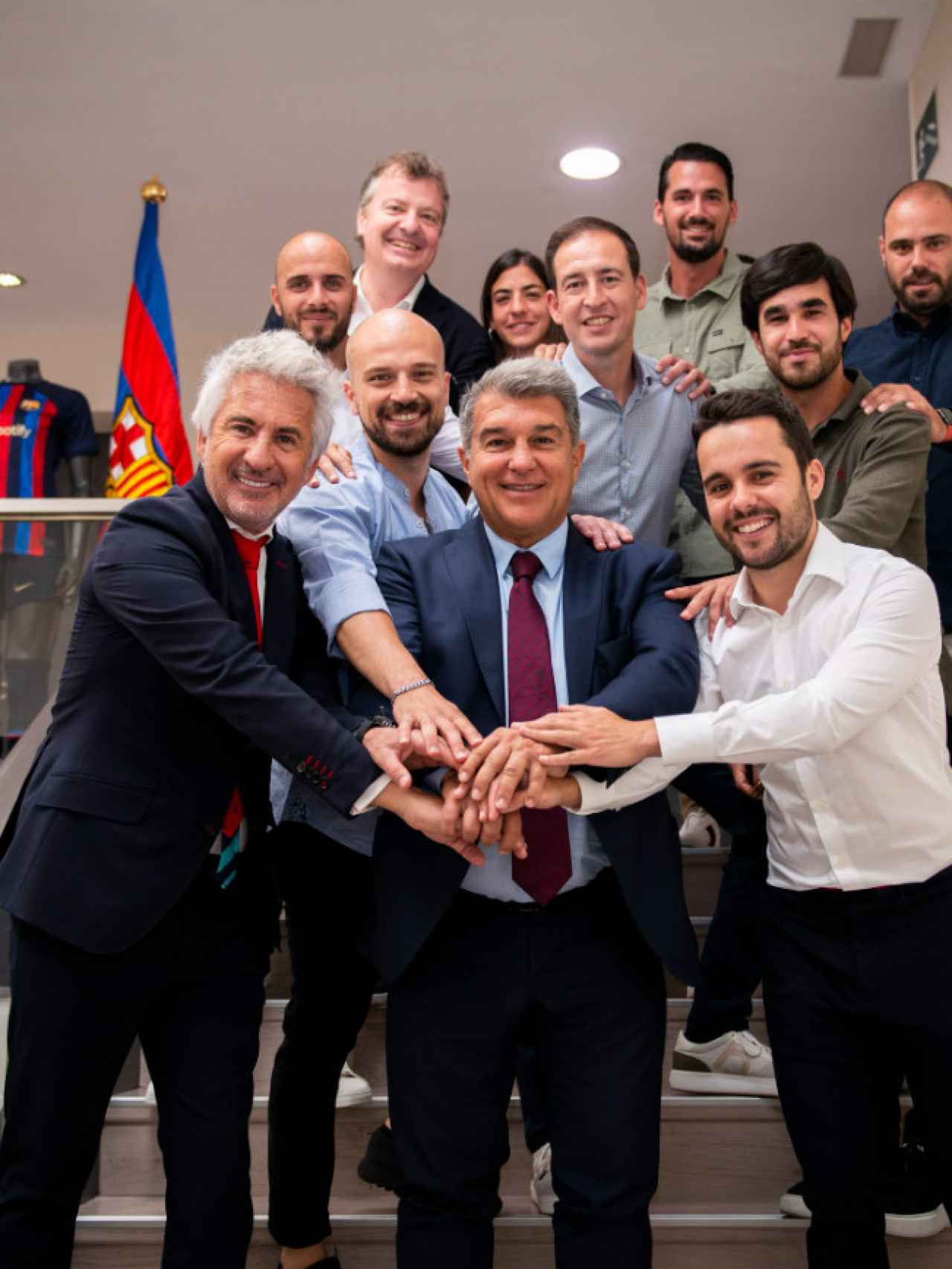 Jonatan Giráldez, Rafel Navarro (segona fila centre) i Pere Romeu (segona fila dreta) signen amb el Barça Femení