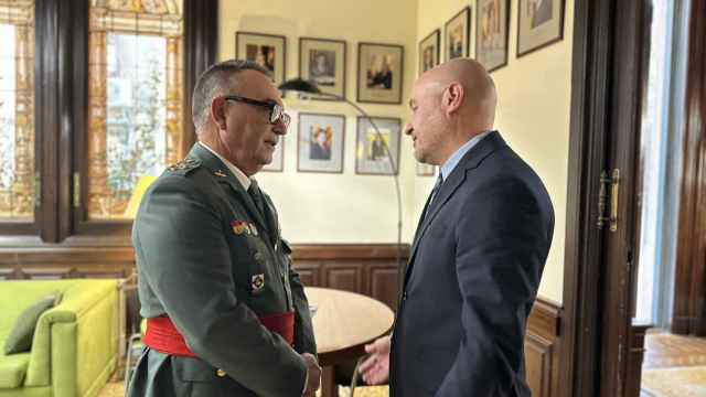 El teniente José Luis Tovar despidiéndose del delegado del Gobierno en Cataluña, Carlos Prieto
