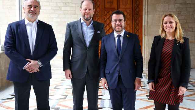 El consejero delegado de BME, Javier Hernani; el consejero delegado de Six, Joss Dijsselhof; el presidente de la Generalitat Pere Aragonès, y la consellera de Economía y Hacienda, Natàlia Mas