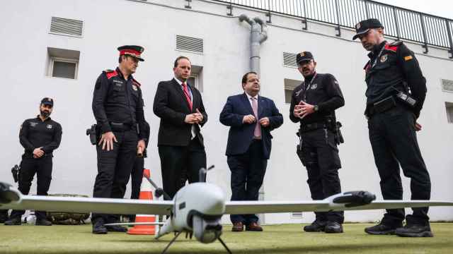 El 'conseller' Joan Ignasi Elena, en el centro, en la presentación este miércoles de los 24 nuevos drones y una aeronave de ala fija