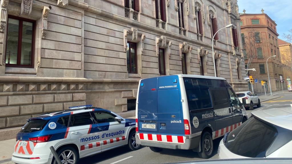Vehículos policiales junto a la fachada de la Audiencia de Barcelona