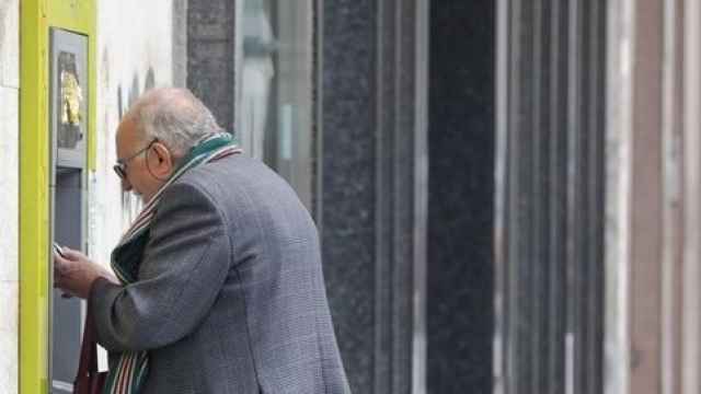 Una persona mayor usando un cajero automático