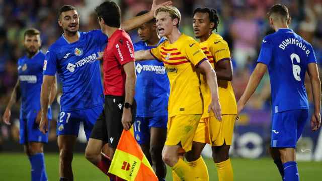 Frenkie de Jong se queja de una decisión del juez de línea en el Getafe-Barça