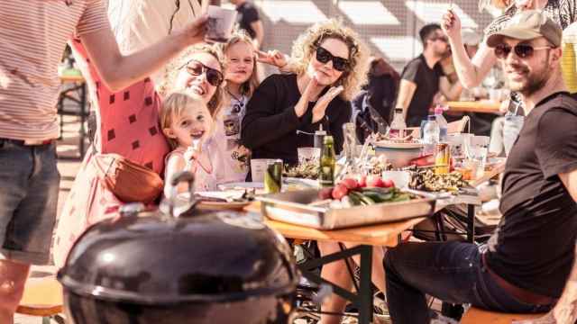 Varias personas en una barbacoa