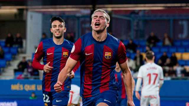 Marc Guiu festeja otro gol anotado con el Barça B de Rafa Márquez