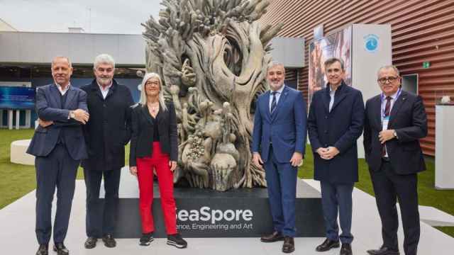 Michel André, director del Laboratorio de Bioacústica Aplicada UPC; Marian Puig, presidente de ISDIN; Eulàlia Ripoll, Head of Business Spain GSMA; Jaume Collboni, alcalde de Barcelona; Juan Naya, CEO de ISDIN; y Jordi Valls, teniente de alcalde de Economia del Ayuntamiento de Barcelona, junto al prototipo de SeaSpore presentado en el Mobile World Congress