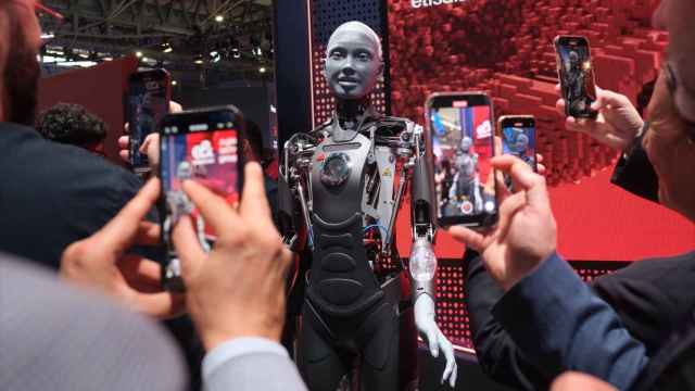 Un robot en un estand del Mobile 2024