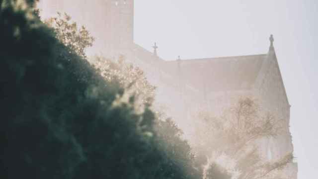 Imagen de archivo de un pueblo sobre un acantilado