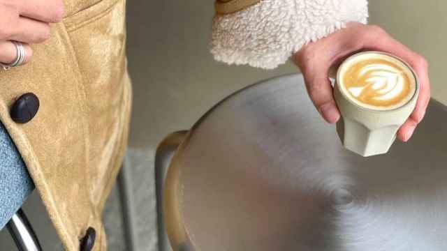 Una persona sirviendo un café