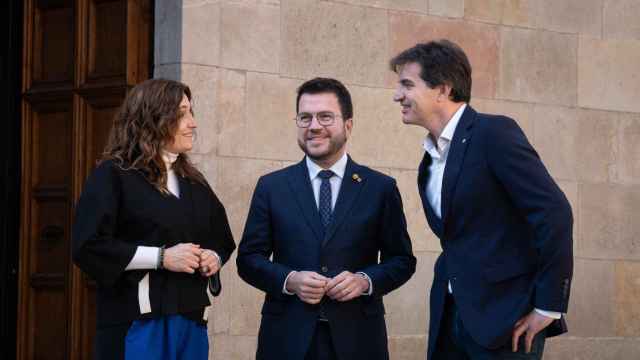 (I-D) La nueva vicepresidenta de la Generalitat de Catalunya, Laura Vilagrà; el presidente de la Generalitat de Catalunya, Pere Aragonès, y el actual director de la Oficina de Estrategia y Comunicación de la Presidencia y del Govern, Sergi Sabrià