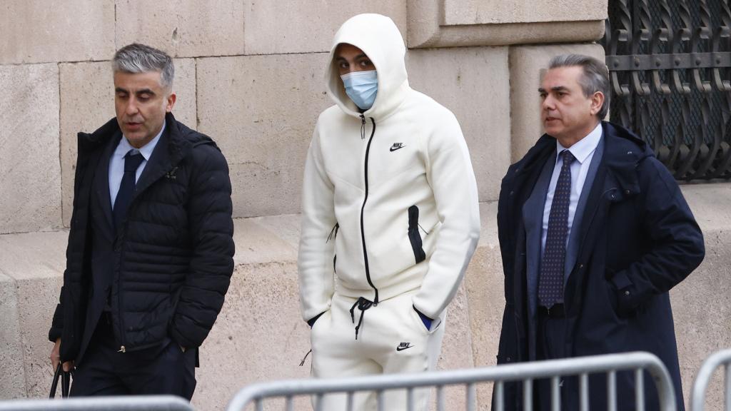 Morad, al centre, a la seva arribada a l'Audiència Provincial de Barcelona, en una causa anterior