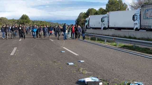 Agricultores en Pontós al empezar los cortes de carretera el martes