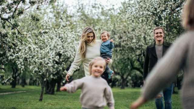 Imagen de archivo de una familia disfrutando de un día en la naturaleza