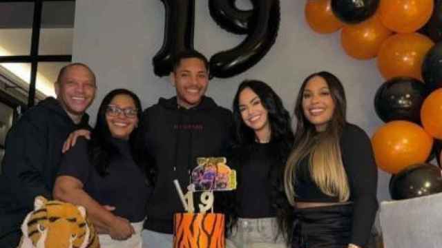 Vitor Roque celebra su 19 cumpleaños entre tigres