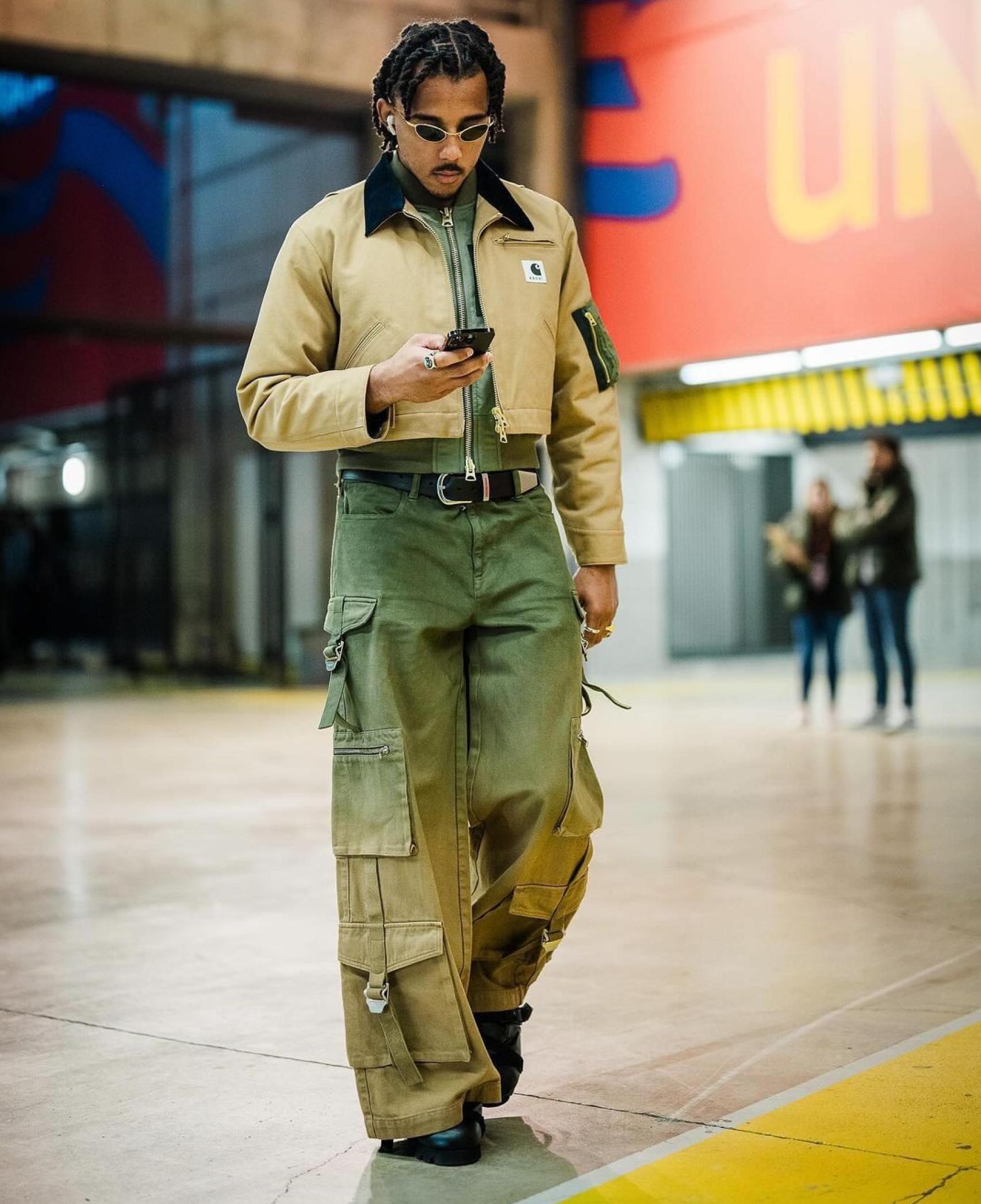 Koundé exhibeix el seu outfit abans d'un partit del Barça a Montjuïc