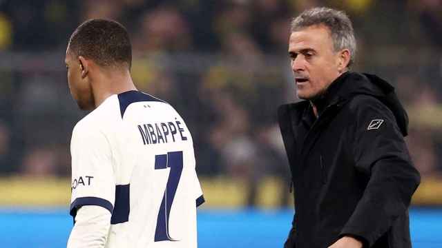 Luis Enrique, junto a Mbappe, tras finalizar un partido del PSG