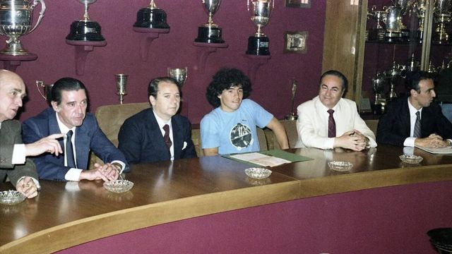 Núñez y Maradona, en la presentación oficial del argentino como jugador del Barça