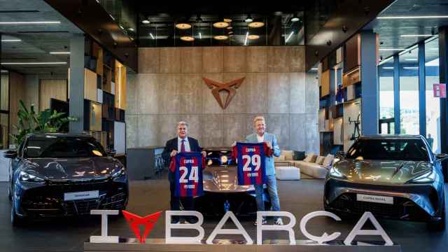Fotografía del Barça con Joan Laporta a la cabeza, en la sede de Cupra, en la fábrica SEAT