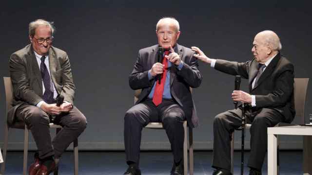 Los expresidentes catalanes Quim Torra (i), José Montilla (d) y Jordi Pujol (d) en el 60 aniversario de la librería Les Voltes