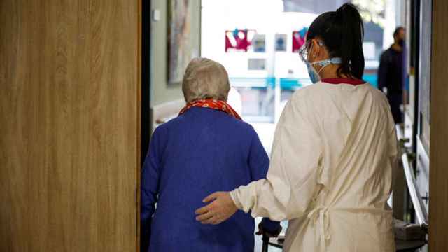 Una cuidadora de gente mayor, con una residente